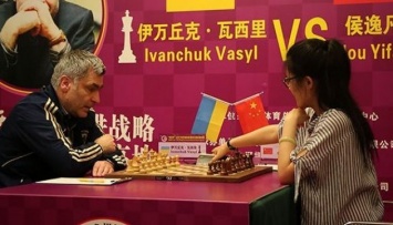 Иванчук уверенно обыграл в Китае экс-чемпионку мира Хоу Ифань