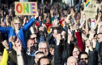 Тысячи голландцев вступились за избитых геев