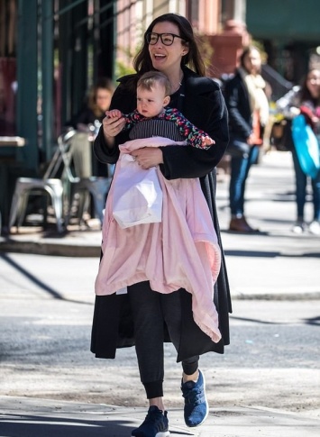 Звездные мамочки: Лив Тайлер на прогулке с дочерью Лулой