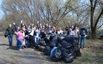 Сотрудники ДТЭК ШУ Терновское очистили от мусора лесополосу вблизи шахты