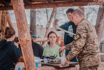 В детском лагере "Азова" учат стрелять из картонных автоматов и готовятся к приему новой смены