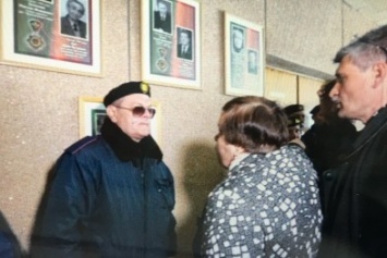 "Муниципальная гвардия" закрывала портреты "почетных граждан" от криворожан (ФОТО, ВИДЕО)