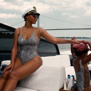 Бейонсе с мужем Jay Z устроили дочке морскую прогулку на яхте