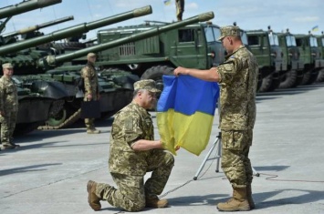 Президент Украины принял подарок от украинских бойцов (фото)