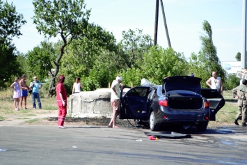 В Бердянске автомобиль "Тойота" влетел в железобетонное сооружение