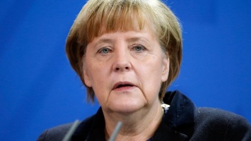 Меркель заявила, что трехсторонняя контактная группа должна работать в действующем формате