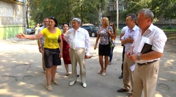 Мэр Запорожья проверил ход ремонтов в Шевченковском районе