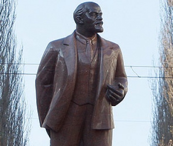 В Запорожской области сняли 2-метровую скульптуру Ленина