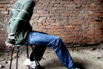 В Запорожской области студента пытали железными прутами