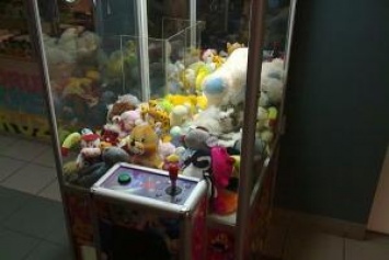Как обмануть автомат с игрушками: хитрец из Китая показал простой способ