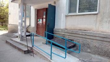 После вмешательства прокуратуры в одном из домов в Красногвардейском районе появился пандус