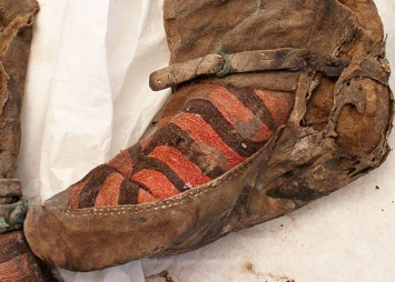 Тысячелетняя мумия в ботинках Adidas оказалась швеей