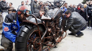 На Набережной в Днепре мотоциклисты установили памятник "Харлею"
