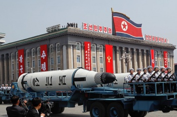 Баллистические ракеты и системы залпового огня. КНДР поиграла мускулами на параде в честь годовщины Ким Ир Сена
