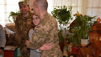 Военные летчики привезли пасхальные подарки воспитанникам детдомов Донбасса