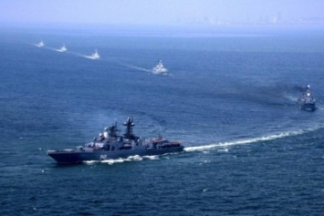 В Крыму корабли Черноморского флота отразили нападение и спасли людей