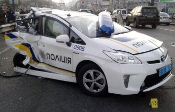 В Киеве водитель в нетрезвом состоянии разбил полицейский Prius