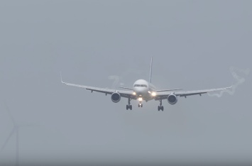 Штормовой ветер в аэропорту Амстердама вынудил самолеты садиться «крабом»
