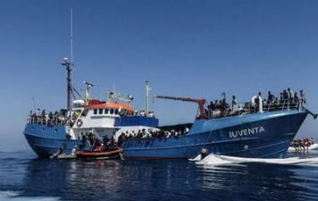 В Средиземном море терпит бедствие судно с беженцами