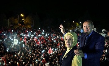 Тысячи турок вышли на улицы, протестуя против результатов референдума, наделившего Эрдогана безграничной властью