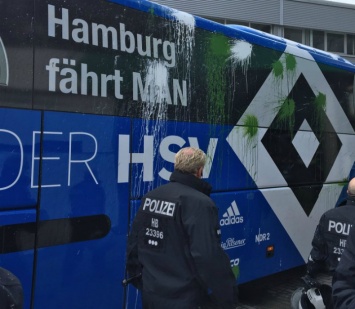 Перед матчем автобус «Гамбурга» атаковали шариками с краской (ФОТО)