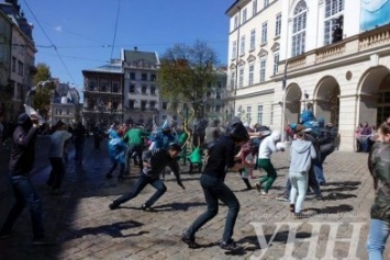 "Стенка на стенку": Криворожане присоединились к массовым обливаниям во Львове (ФОТО)
