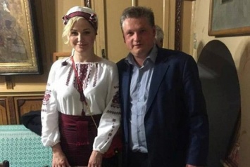 Максакова в вышиванке спела на Пасху в соборе у Филарета - киевский журналист