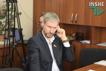 Депутат Николаевского горсовета Вячеслав Апанасенко опровергает: он действительно живет в офисе. А права на "Ропонги" потерялись из-за сбоя системы