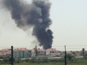В Португалии самолет упал на супермаркет - пятеро погибших