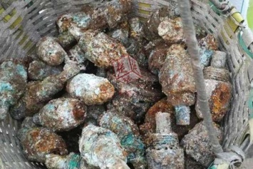 Выкопанный в Китае древний бронзовый клад оказался японскими бомбами