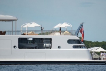 Мишель Обама позирует на роскошной яхте