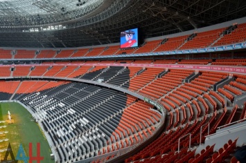 «Донбасс-Арена»: пустой стадион под флагом «ДНР»