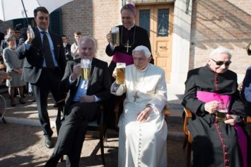 Папа может: свое 90-летие Папа Римский Бенедект XVI отпраздновал кружкой пива
