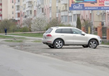 В Хмельницкой области к внедорожнику киевлянина прикрепили гранату (Фото)
