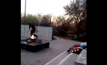 Паркурщики устроили шоу на мемориале у Вечного огня под Астраханью