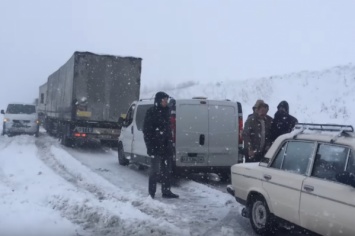 Трассу Днипро-Харьков остановил снег (СПИСОК ЗАКРЫТЫХ ПУТЕЙ)