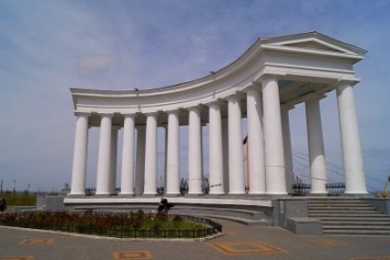 Воронцовская колоннада в Одессе обрушилась вниз (ФОТО)