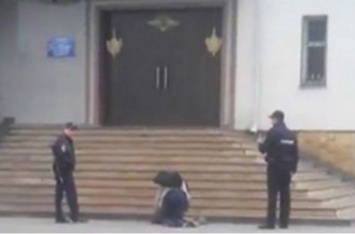 Полицейские в РФ по-фашистски поиздевались над безногим. ВИДЕО