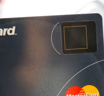 MasterCard добавляет датчики отпечатков пальцев к платежным карточкам