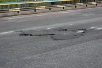 "А прошло лишь два месяца": после дорожного ремонта Ингульский мост вновь в ужасном состоянии (ФОТО)