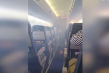 Небесный ад: салон пассажирского авиалайнера заволокло дымом, жуткий момент сняли на видео