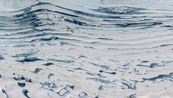 Ученые нашли в Антарктиде сотни рек и озер из талой воды