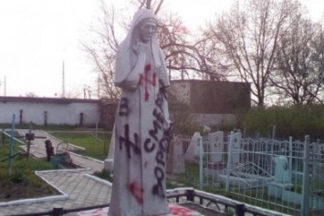 На мариупольском кладбище осквернили советский памятник (ФОТО)