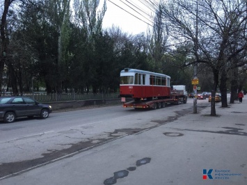 Психологическая атака для жителей столицы: в центре Симферополя эвакуатор увез трамвай