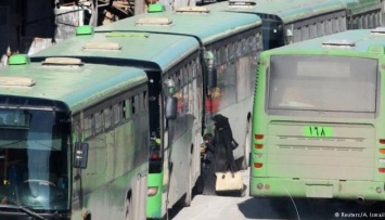 Повстанцы заблокировали под Алеппо автобусы из 3000 беженцев - правозащитники