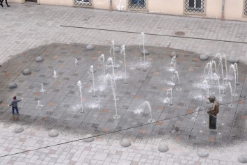 Мокрое пятно вместо фонтана и кривая плитка - "новая" Мытная площадь во Львове