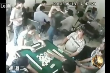 В Китае неизвестные с топорами напали на игроков в домино (видео)