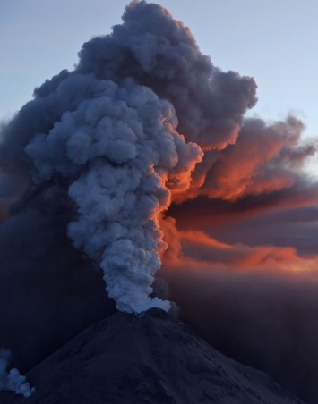 Ученые показали на видео, что происходит с вулканом во время извержения