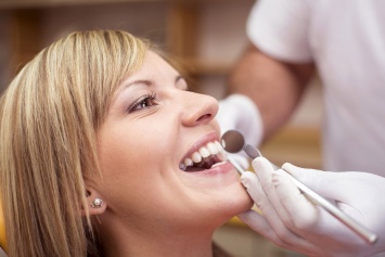 Запорожский стоматолог рассказала, чем грозит отбеливание зубов
