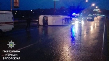 В Запорожье на дамбе перевернулась маршрутка с пассажирами, есть пострадавшие
